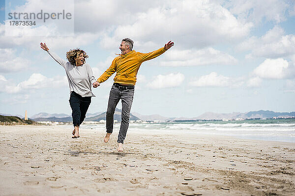 Fröhliches älteres Paar genießt den Urlaub am Strand