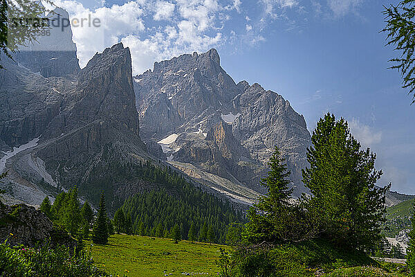 Majestätische Berge vor dem Himmel im Park Pale di San Martino  Trentino  Italien