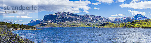 Schweden  Norrbotten County  Panoramablick auf den Akkajaure-See im Sommer