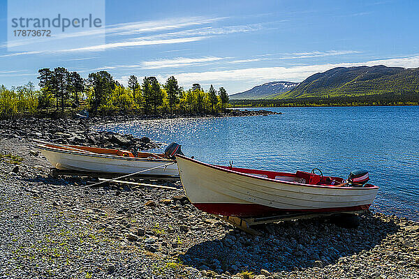 Schweden  Kreis Norrbotten  zwei Motorboote liegen im Sommer am See Akkajaure am Seeufer
