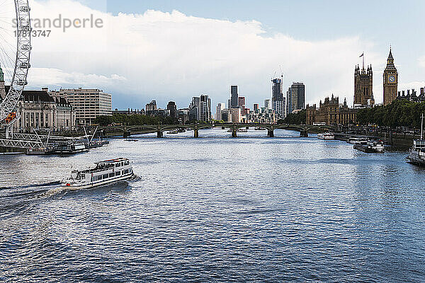 Boot auf der Themse mit Skyline von London  England