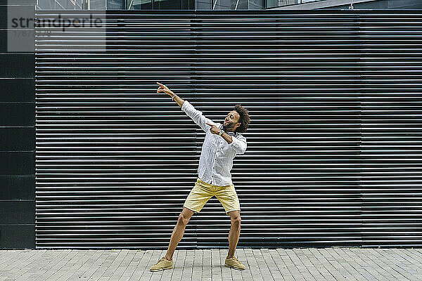 Mann tanzt vor der Wand