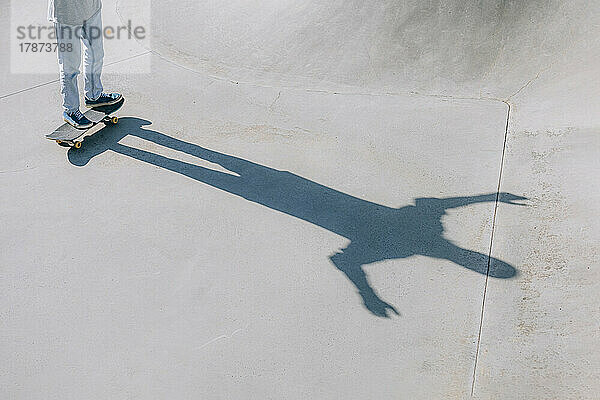 Schatten eines Mannes mit Skateboard an einem sonnigen Tag