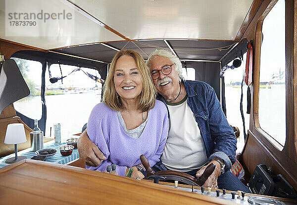 Glückliches älteres Paar genießt es im Boot