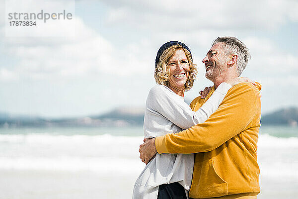 Glückliches älteres Paar  das im Urlaub Spaß am Strand hat