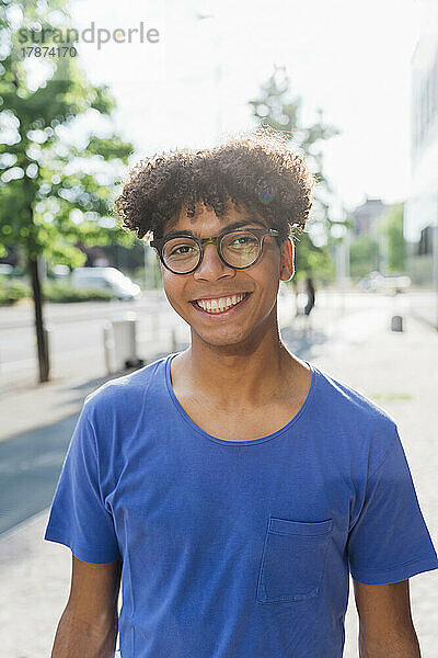 Lächelnder junger Mann mit Brille