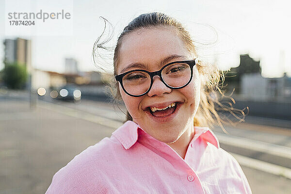 Glückliches Teenager-Mädchen mit Down-Syndrom  das eine Brille trägt