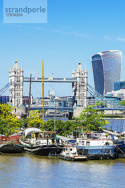 Großbritannien  England  London  Boote liegen am Flussufer fest  im Hintergrund die Tower Bridge