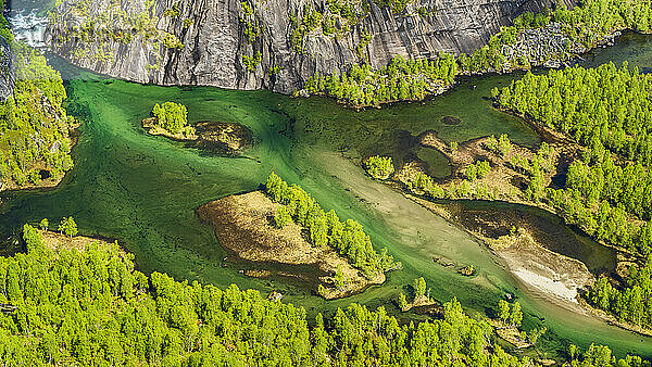 Norwegen  Nordland  Blick auf den Fluss Nordfjordelva  der durch das Tal im Rago-Nationalpark fließt