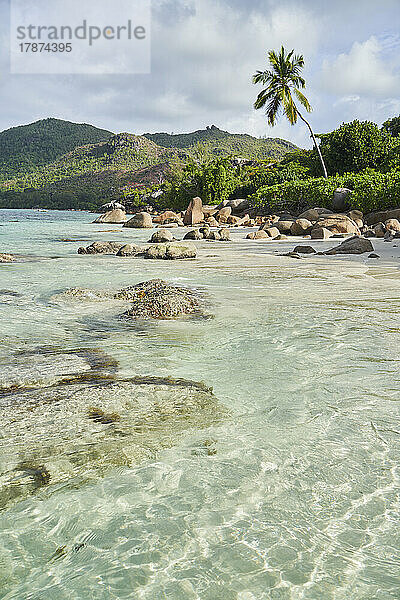 Seychellen  Praslin  Felsbrocken am tropischen Strand