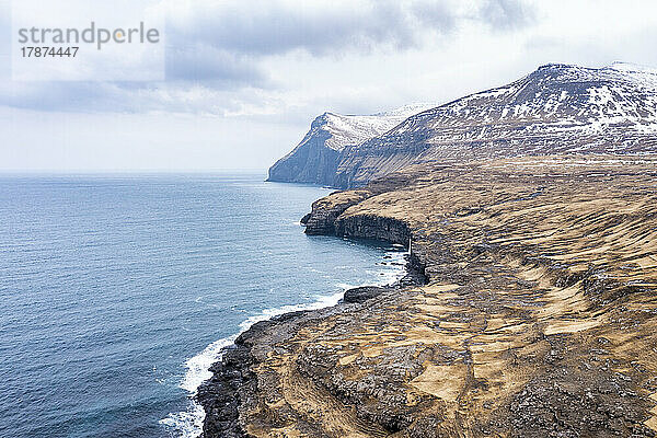 Färöer-Inseln  Eysturoy  Küstenlandschaft des Atlantischen Ozeans