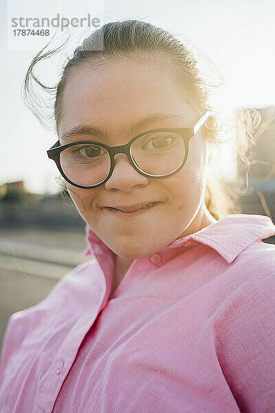 Teenager-Mädchen mit Down-Syndrom  das eine Brille trägt