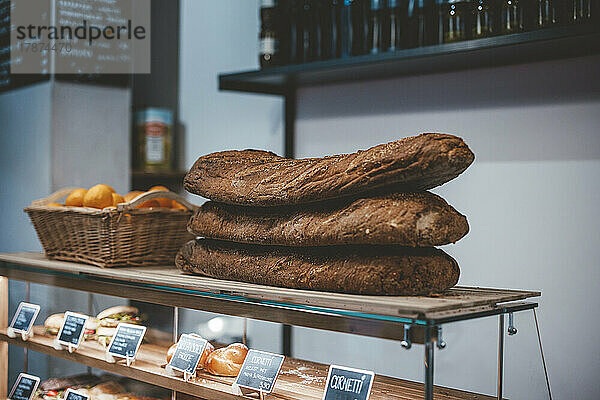 Verschiedene Brotsorten im Café ausgestellt