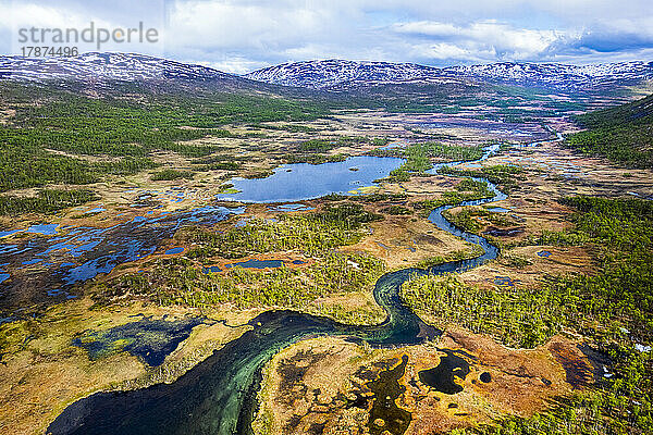 Norwegen  Troms und Finnmark  Drohnenansicht des Flusses Lakselva  der durch das Moor auf der Insel Senja fließt