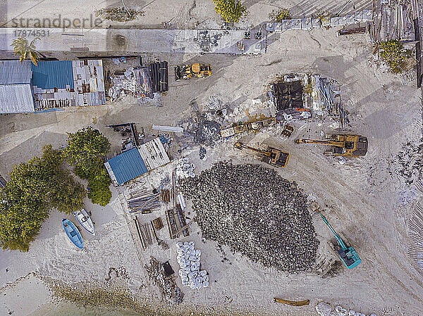 Malediven  Kaafu-Atoll  Himmafushi  Luftaufnahme einer kleinen Baustelle auf einer Sandinsel