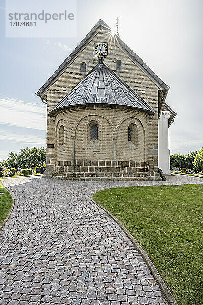 Deutschland  Schleswig-Holstein  Pellworm  gepflasterter Fußweg vor der Alten Salvatorkirche