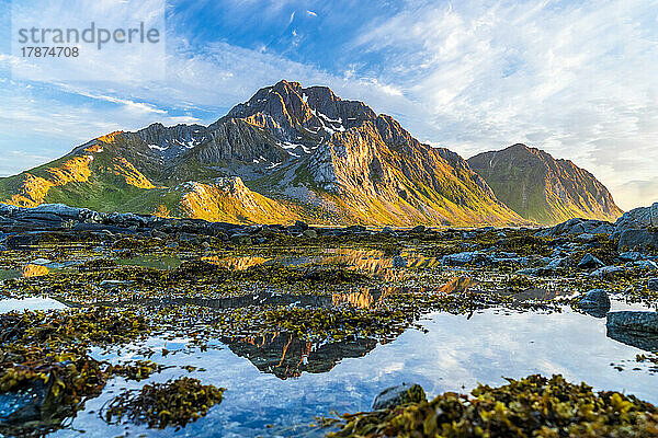 Norwegen  Nordland  Küste der Insel Vestvagoya mit Bergen im Hintergrund