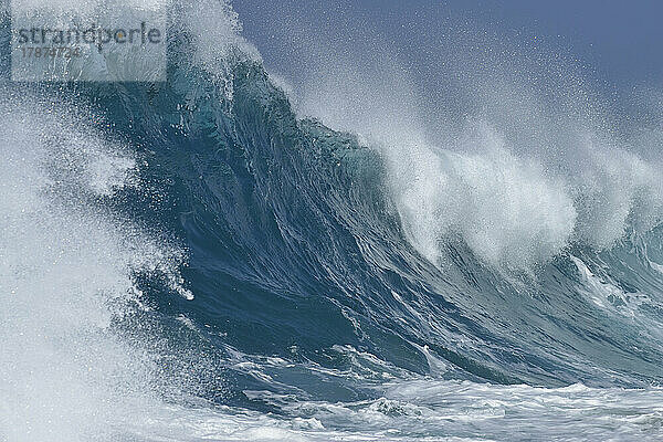 Große plätschernde brechende Welle des Pazifischen Ozeans