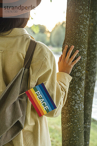 Friedensfahne hängt an der Tasche einer Frau