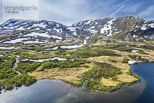 Norwegen  Vestland  Drohnenansicht des Seeufers im Filefjell-Gebirge