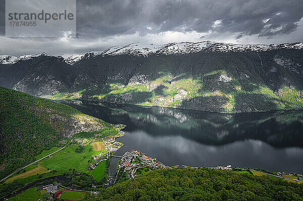 Norwegen  Vestland  malerischer Blick auf den Aurlandsfjord