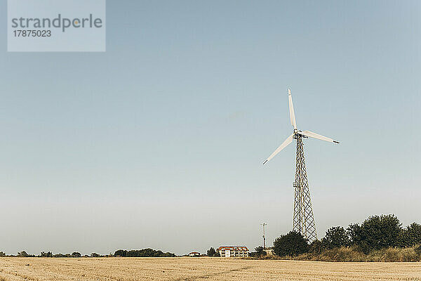 Windmühle am Feld vor dem Himmel