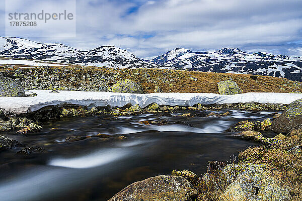 Norwegen  Innlandet  Langzeitbelichtung des Flusses im Jotunheimen-Nationalpark
