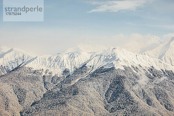 Berggipfel mit Schnee bedeckt