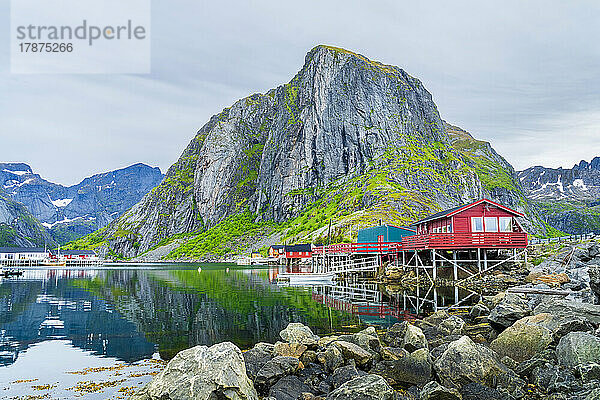 Norwegen  Nordland  Reine  Fischerdorf an der Küste der Insel Moskenesoya