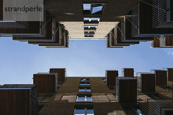 Symmetrische Gebäude unter blauem Himmel