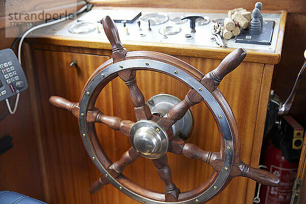 Holzsteuerstand eines Motorbootes auf dem Armaturenbrett im Cockpit