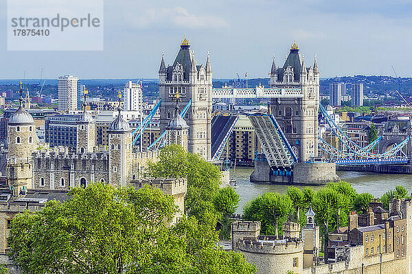 Großbritannien  England  London  Tower Bridge und umliegende Gebäude