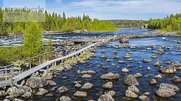 Schweden  Kreis Norrbotten  Promenade  die sich im Sommer über den Fluss Slagnas erstreckt