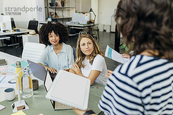 Gemischtrassige Geschäftsfrauen nehmen an Besprechung im Büro teil