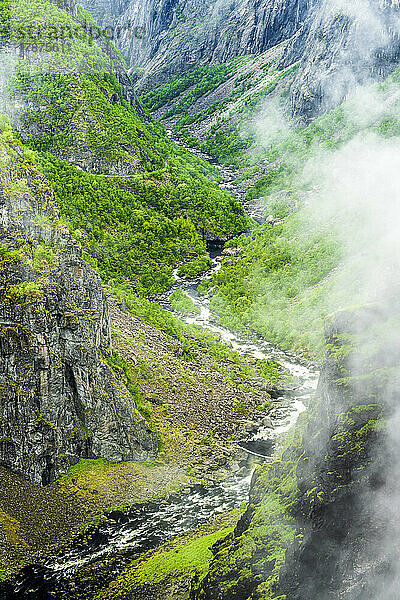 Norwegen  Vestland  Bjoreio-Fluss  der durch das Mabodalen-Tal fließt