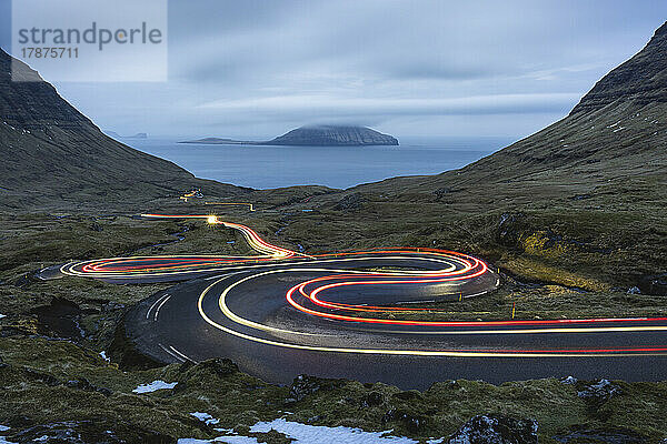 Färöer-Inseln  Streymoy  leichte Fahrzeugspuren  die sich entlang einer abgelegenen kurvenreichen Straße erstrecken