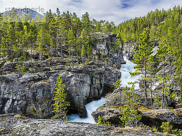 Norwegen  Innlandet  Langzeitbelichtung des Flusses Sjoa  der durch die Ridderspranget-Schlucht im Jotunheimen-Nationalpark fließt