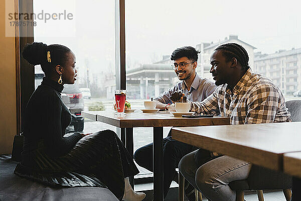 Junge Freunde verbringen Zeit miteinander im Café