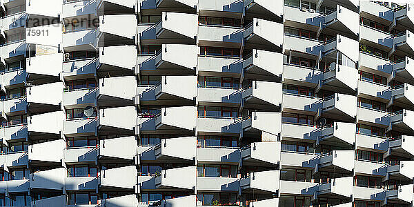 Deutschland  Nordrhein-Westfalen  Köln  Panoramablick auf Reihen von Wohnungsbalkonen
