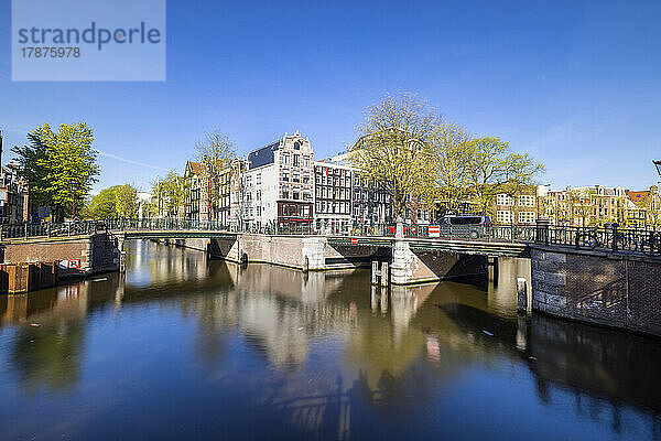 Niederlande  Nordholland  Amsterdam  Langzeitbelichtung des Stadtkanals