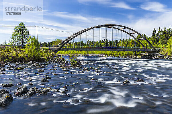 Schweden  Kreis Norrbotten  Fluss Slagnas und Burmabron-Brücke im Sommer