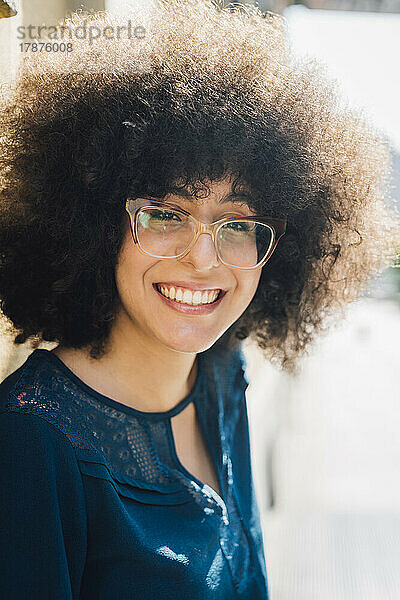 Lächelnde Geschäftsfrau mit Afro-Frisur