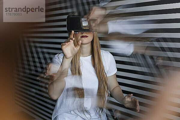 Mädchen gestikuliert mit Virtual-Reality-Headset