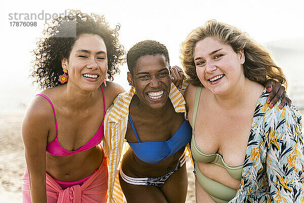 Fröhliche  gemischtrassige Frauen  die sich am Strand amüsieren