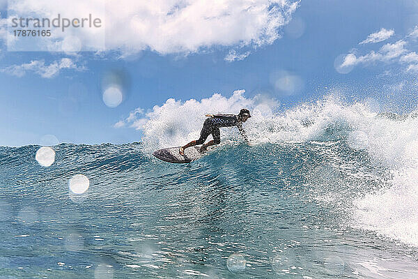 Mann surft an einem sonnigen Tag im Meer