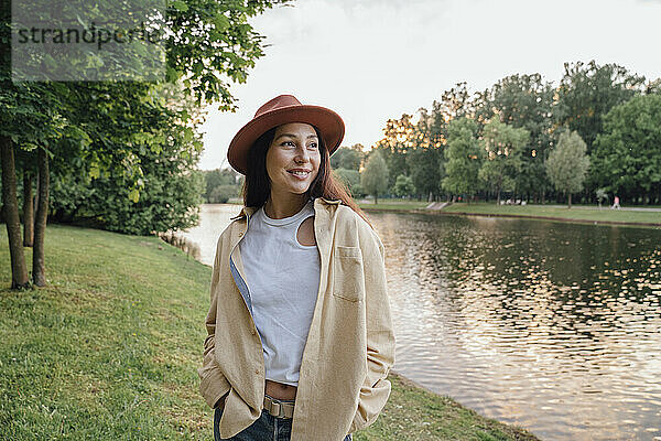 Nachdenkliche Frau mit Hut im Park