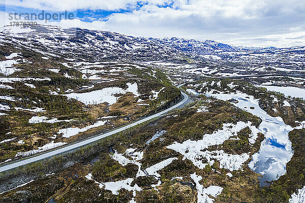 Norwegen  Nordland  Drohnenansicht der Europastraße E10  die sich durch das Store Haugfjell-Gebirge erstreckt
