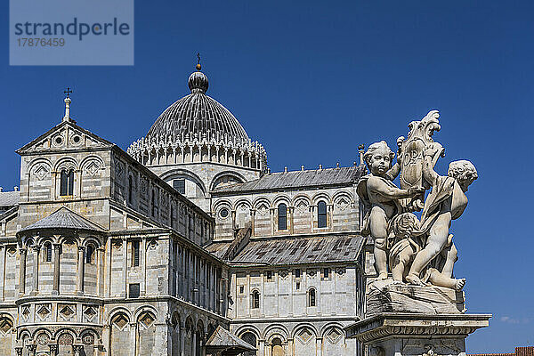 Italien  Toskana  Pisa  Skulpturen der Fontana dei Putti vor dem Dom von Pisa