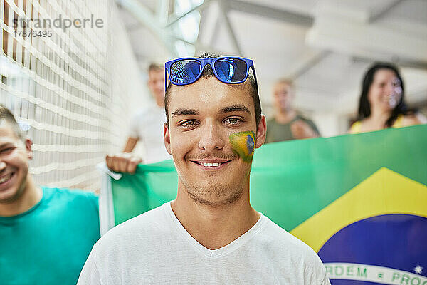 Junger Fan mit Brasilien-Flagge bei Sportveranstaltung im Stadion