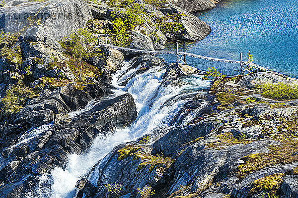 Norwegen  Nordland  Brücke über den Wasserfall Litlverivassfossen im Rago-Nationalpark